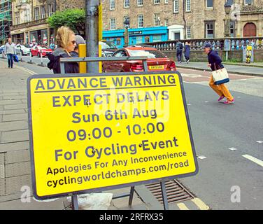 Edinburgh, Schottland, Großbritannien. 5. August 2023. uci-Radrennen Edinburgher Franzosen waren auf der Royal Mile in Truppen und boten ihre Shows mit Flyern vor dem Regen an. Credit Gerard Ferry/Alamy Live News Stockfoto