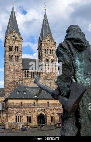 Peterskirche mit Statue St. Boniface in der Stadt Fritzlar, Hessen, Deutschland Stockfoto