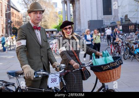Amerikanisches Paar, das mit Retro-Fahrrädern und Oldtimer-Outfit am Tweed Run teilnimmt, in London, 2019, Großbritannien Stockfoto