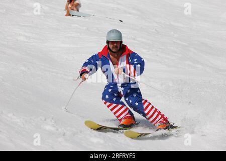 Mammoth Lakes, Kalifornien. 4. Juli 2023. Ein Mann mittleren Alters mit Schnurrbart und einteiligen Skiern mit amerikanischer Flagge am Mammoth Mountain. Stockfoto