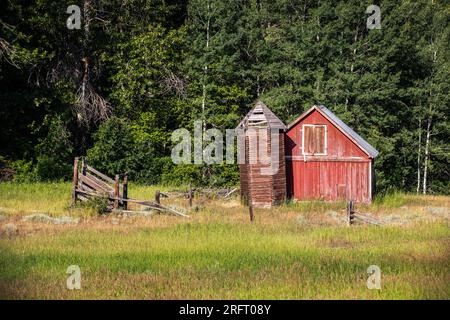 Alte Scheune und Korral auf dem Feld Stockfoto