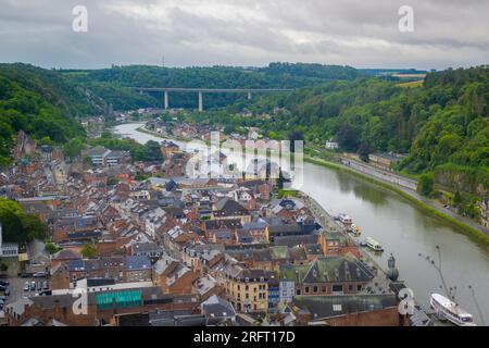 Blick aus einem hohen Winkel über die Stadt Dinant in den Ardennen von Wallonien, Belgien, an einem bewölkten Tag Stockfoto