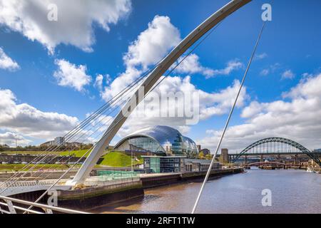 22. April 2016: Newcastle-upon-Tyne, Tyne and Wear, England, Großbritannien - The Tyne Bridges and the Gateshead Sage, von Foster and Partners, aus dem Millennium... Stockfoto