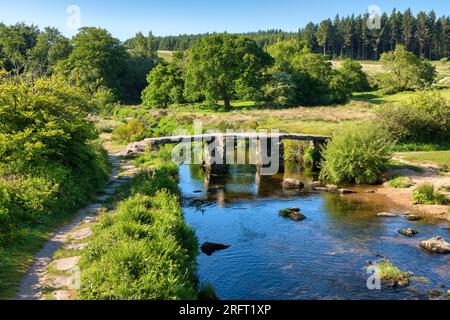 Alte Klapperbrücke über den West Dart River in Postbridge, Dartmoor, Devon, Großbritannien. Stockfoto