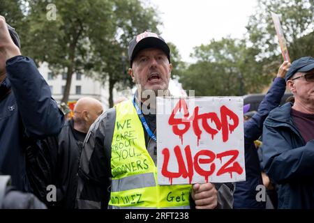 London, Großbritannien. 05. Aug. 2023. Während der Demonstration wird ein Protestteilnehmer gesehen, der ein Schild mit dem Aufdruck „Stop ULEZ“ hält. Anti-ULEZ-Demonstranten versammelten sich vor der Downing Street und forderten die britische Regierung auf, den Londoner Bürgermeister zu entlassen, da die Expansion der extrem emissionsarmen Zone vorangetrieben wurde. Kredit: SOPA Images Limited/Alamy Live News Stockfoto