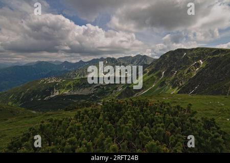 Blick auf die umliegenden Hochgebirge vom Brestová-Berg in der Nähe der Stadt Zuberec. Rohace, Tatra-Hochgebirge, Slowakei. Stockfoto