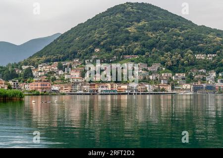 Die Grenze zwischen Italien und der Schweiz an den Bräuchen Lavena Ponte Tresa und Luganer See Stockfoto