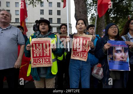 London, Großbritannien. 05. Aug. 2023. Burmesen halten während der Demonstration Plakate und singen einen Slogan vor der Downing Street. Am 34. Jahrestag des 8888. Volksmachtaufstands in Myanmar versammelten sich Hunderte von Birmanen in London, um gegen die Völkermorddiktatur der derzeitigen Putschregierung in Myanmar zu protestieren und um internationale Hilfe zur Anerkennung der Regierung der nationalen Einheit Myanmars und zur Befreiung von Aung San Suu Kyi zu bitten. Kredit: SOPA Images Limited/Alamy Live News Stockfoto