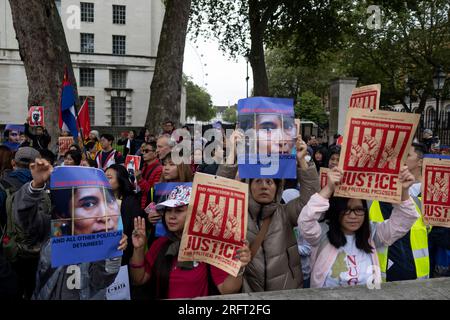 London, Großbritannien. 05. Aug. 2023. Burmesen halten während der Demonstration Plakate und singen einen Slogan vor der Downing Street. Am 34. Jahrestag des 8888. Volksmachtaufstands in Myanmar versammelten sich Hunderte von Birmanen in London, um gegen die Völkermorddiktatur der derzeitigen Putschregierung in Myanmar zu protestieren und um internationale Hilfe zur Anerkennung der Regierung der nationalen Einheit Myanmars und zur Befreiung von Aung San Suu Kyi zu bitten. Kredit: SOPA Images Limited/Alamy Live News Stockfoto