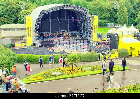 Edinburgh, Schottland, Großbritannien. 5. August 2023. Edinburgh International Festival der Bandstand in Princes Street Gardens fliegt vor dem auftauchenden Regen. Credit Gerard Ferry/Alamy Live News Stockfoto