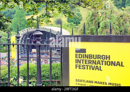 Edinburgh, Schottland, Großbritannien. 5. August 2023. Edinburgh International Festival der Bandstand in Princes Street Gardens fliegt vor dem auftauchenden Regen. Credit Gerard Ferry/Alamy Live News Stockfoto