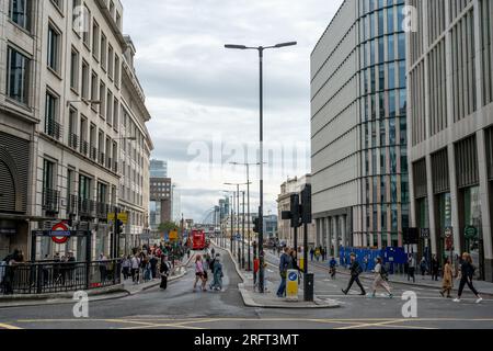 London, England, Vereinigtes Königreich, 31. Juli 2023. City of London während der abendlichen Hauptverkehrszeit, während Pendler neben Monum auf dem Weg zur und über die London Bridge sind Stockfoto