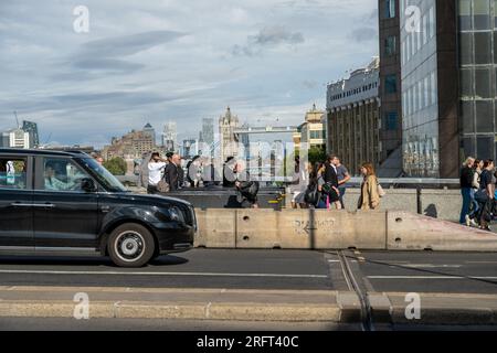 London, England, Vereinigtes Königreich, 31. Juli 2023. City of London während der abendlichen Hauptverkehrszeit, wenn Pendler mit der Tower Bridge an über die London Bridge fahren Stockfoto