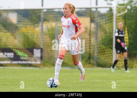 Regensburg, Deutschland. 05. Aug. 2023. Regensburg, Deutschland, August 5. 2023: Glodis Viggosdottir (4 FC Bayern München) während des internationalen Freundschaftsspiels zwischen dem FC Bayern München und Sparta Prag im Sportpark am Brandlberg, Regensburg. (Sven Beyrich/SPP) Kredit: SPP Sport Press Photo. Alamy Live News Stockfoto