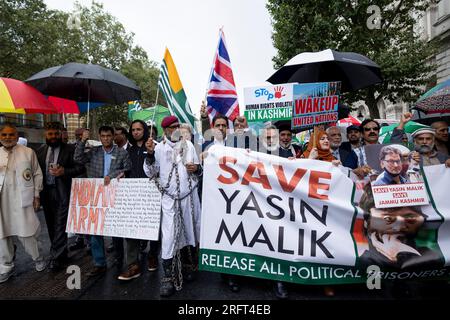 London, Großbritannien. 05. Aug. 2023. Kaschmiris werden während der Demonstration marschieren gesehen. Kaschmirgemeinschaften in London haben sich versammelt, um gegen die politische Inhaftierung von Yasin Malik von der Befreiungsfront Jammu Kaschmir durch die indische Regierung zu protestieren. Kredit: SOPA Images Limited/Alamy Live News Stockfoto