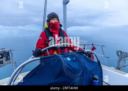 Kapitän segelt über dem Polarkreis in Disko Bay, Grönland Stockfoto