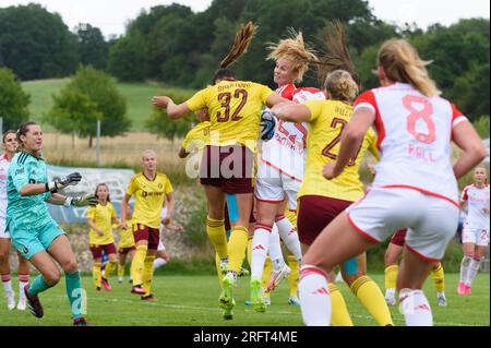 Regensburg, Deutschland. 05. Aug. 2023. Regensburg, Deutschland, August 5. 2023: Spieler, die im Sportpark am Brandlberg, Regensburg, einen hader in the Box antreten, während des internationalen Freundschaftsspiels zwischen dem FC Bayern München und Sparta Prag. (Sven Beyrich/SPP) Kredit: SPP Sport Press Photo. Alamy Live News Stockfoto