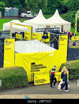 Edinburgh, Schottland, Großbritannien. 5. August 2023. Edinburgh International Festival der Bandstand in Princes Street Gardens fliegt vor dem auftauchenden Regen. Credit Gerard Ferry/Alamy Live News Stockfoto