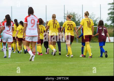 Regensburg, Deutschland. 05. Aug. 2023. Regensburg, Deutschland, August 5. 2023: Spieler treten vor dem internationalen Freundschaftsspiel zwischen dem FC Bayern München und Sparta Prag im Sportpark am Brandlberg, Regensburg auf. (Sven Beyrich/SPP) Kredit: SPP Sport Press Photo. Alamy Live News Stockfoto