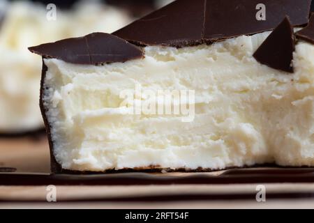 Süßer Quark aus Milch mit Milchschokolade, süßes Dessert aus Milchprodukten und Schokolade Stockfoto