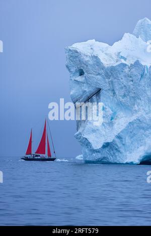 Segeln Sie in den Monstereisberg „Beauty and the Beast“ in Disko Bay in der Nähe von Ilulissat Icefjord, Grönland Stockfoto