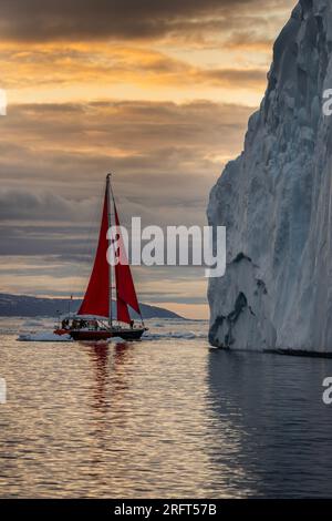 Segeln durch Eisberge bei Sonnenuntergang in Disko Bay, Grönland Stockfoto