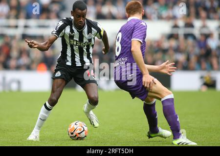 Alexander Isak von Newcastle United tritt gegen Pietro Comuzzo von AFC Fiorentina während des Sela Cup-Spiels zwischen Newcastle United und ACF Fiorentina in St. James's Park, Newcastle, Samstag, den 5. August 2023. (Foto: Michael Driver | MI News) Guthaben: MI News & Sport /Alamy Live News Stockfoto