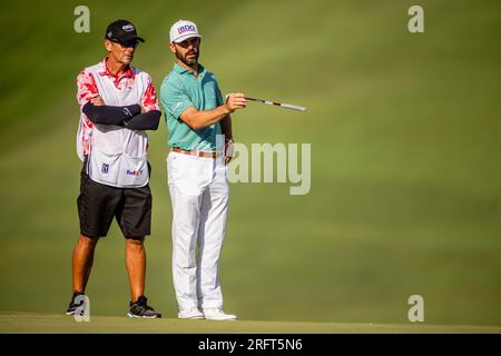 4. August 2023: Billy Horschel spricht am zweiten Tag der Wyndham Championship 2023 im Sedgefield Country Club in Greensboro, NC, mit Brennan Little auf dem achtzehnten Grün. Scott Kinser/CSM Stockfoto