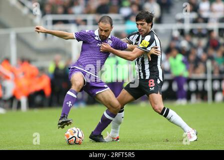 Giacomo Bonaventura des AFC Fiorentina wird vom Sandro Tonali von Newcastle United während des Sela-Cup-Spiels zwischen Newcastle United und ACF Fiorentina in St. angegriffen James's Park, Newcastle, Samstag, den 5. August 2023. (Foto: Michael Driver | MI News) Guthaben: MI News & Sport /Alamy Live News Stockfoto