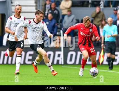 Derby, Großbritannien. 05. Aug. 2023. Scott SMITH (Wigan Athletic) auf dem Ball, den Max BIRD (Derby County) während des EFL Sky Bet League 1-Spiels zwischen Derby County und Wigan Athletic am 5. August 2023 im Pride Park Stadium, Derby, England, verfolgt hat. Foto: Mark Dunn. Nur redaktionelle Verwendung, Lizenz für kommerzielle Verwendung erforderlich. Keine Verwendung bei Wetten, Spielen oder Veröffentlichungen von Clubs/Ligen/Spielern. Kredit: UK Sports Pics Ltd/Alamy Live News Stockfoto