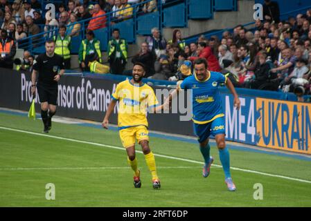 London, Vereinigtes Königreich, 5. August 2023. Ein Zeichen der Freundschaft, während Massimo Oddo die Hand eines Gegners an der Stamford Bridge in einem Wohltätigkeitsspiel für die Ukraine hält. Cristina Massei/Alamy Live News Stockfoto