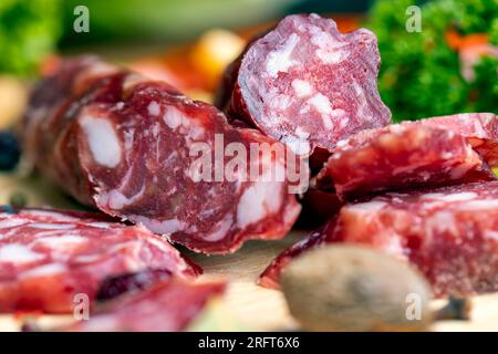 Geschnittene Wurst aus Fleischstücken mit Speck, köstliche frische Wurst mit Gewürzen Stockfoto