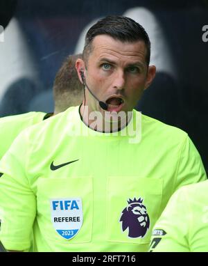 Schiedsrichter Michael Oliver während des Sela-Cup-Spiels zwischen Newcastle United und ACF Fiorentina in St. James's Park, Newcastle, Samstag, den 5. August 2023. (Foto: Michael Driver | MI News) Guthaben: MI News & Sport /Alamy Live News Stockfoto