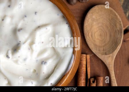 Joghurt aus Sahne mit Schokoladenstücken und Krümeln, hausgemachter Joghurt aus Milchprodukten mit Milchschokolade Stockfoto