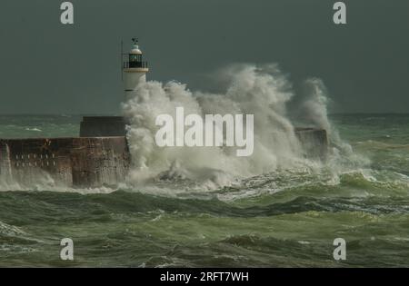 Newhaven, East Sussex, Großbritannien. 5. Aug. 2023. STOM Antoni erreicht die Küste von Sussex. Der warme Südwestwind peitscht das Meer am Leuchtturm des Hafens in den Wahnsinn. Kredit: David Burr/Alamy Live News Stockfoto