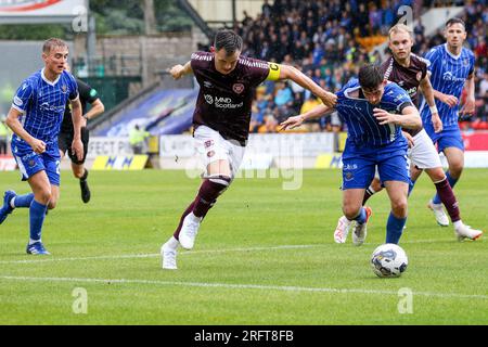 Edinburgh, Großbritannien. 05. Aug. 2023. McDiairmid Park. Perth. Schottland. St. Johnstone gegen Herzen. 5. August 2023. Während des Cinch Premiership-Spiels zwischen St. Johnstone und Hearts findet es Hearts' Lawrence Shankland schwer, die Verteidigung von St. Johnstone zu überstehen (Foto: David Mollison/Alamy Live News Stockfoto