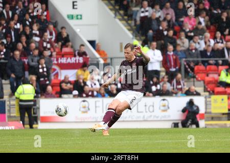 Edinburgh, Großbritannien. 05. Aug. 2023. McDiairmid Park. Perth. Schottland. St. Johnstone gegen Herzen. 5. August 2023. Während des Cinch Premiership-Spiels zwischen St. Johnstone und Hearts schießt Hearts' Frankie Kent ein Tor, aber knapp daneben (Foto: David Mollison/Alamy Live News Stockfoto