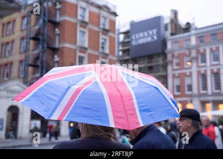 London, UK, 5. August 2023. Wetter in Großbritannien. union Jack-Flagge in Covent Garden an einem Tag der Sonne und Dusche in London, England, Großbritannien. Kredit: xiu bao/Alamy Live News Stockfoto