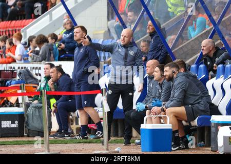 Edinburgh, Großbritannien. 05. Aug. 2023. McDiairmid Park. Perth. Schottland. St. Johnstone gegen Herzen. 5. August 2023. Während des Cinch Premiership-Spiels zwischen St. Johnstone und Hearts ist der technische Leiter von Hearts, Steven Naismith, in der Ausgrabung animiert, während sein Team um die Überwindung von St. Johnstone kämpft (Foto: David Mollison/Alamy Live News) Stockfoto