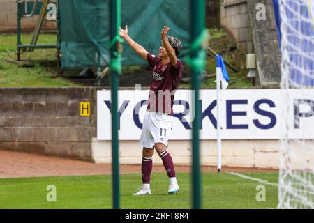 Edinburgh, Großbritannien. 05. Aug. 2023. McDiairmid Park. Perth. Schottland. St. Johnstone gegen Herzen. 5. August 2023. Während des Cinch Premiership-Spiels zwischen St. Johnstone und Hearts feiert Hearts' Yutara Oda nach der Eröffnung der Punktevergabe (Foto: David Mollison/Alamy Live News Stockfoto