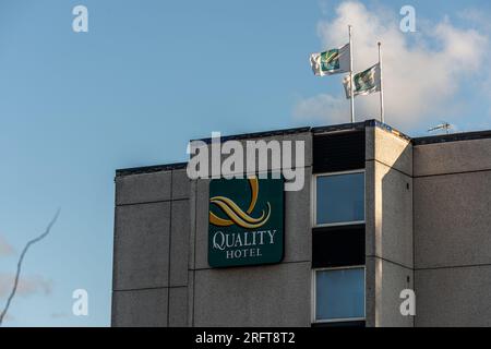 Göteborg, Schweden - August 24 2020: Quality Hotel-Schild und Flaggen auf der Fassade und dem Dach eines Hotels. Stockfoto