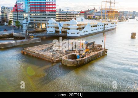 Göteborg, Schweden - Oktober 17 2021: Die Fundamente von Göta Älvbron werden abgerissen. Stockfoto