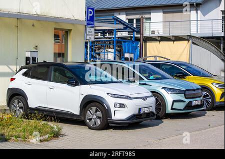 OSTRAVA, TSCHECHISCHE REPUBLIK - 10. JULI 2023: Elektroautos Hyundai Kona, Skody Enyag und Volkswagen ID.4 Laden an der Technischen Universität VSB Ostrava Stockfoto