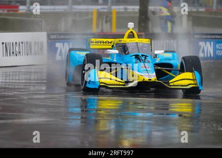 Nashville, Tennessee, USA. 5. Aug. 2023. Der Fahrer DER INDYCAR-Serie, DEVLIN Defrancesco (29) aus Toronto, Kanada, reist durch die Kurven während einer nassen und gefährlichen Trainingseinheit für den Big Machine Music City Grand Prix in den Straßen von Nashville in Nashville, Tennessee. (Kreditbild: © Walter G. Arce Sr./ZUMA Press Wire) NUR REDAKTIONELLE VERWENDUNG! Nicht für den kommerziellen GEBRAUCH! Stockfoto