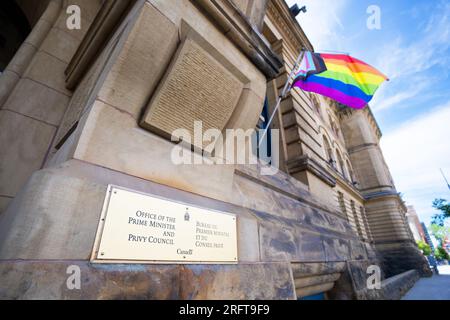 Vor dem Büro von Premierminister Justin Trudeau in Ottawa, Ontario, Kanada, hängt eine Progress Pride Flag. 10. Juni 2023. Stockfoto