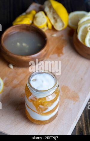 Joghurt aus frischer Milch mit süßer Zitronenmarmelade und frischen Zitronen, köstlicher Joghurt mit Zitronengeschmack Stockfoto