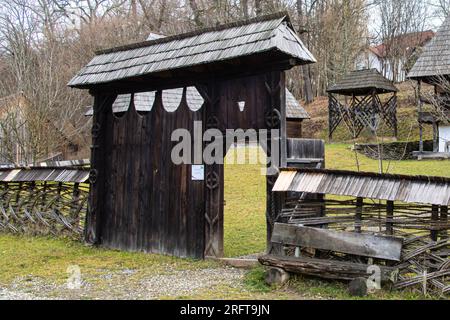 Traditionelles Holztor von Maramures im Astra-Museum, der wichtigsten Ethno-Museumseinrichtung in Rumänien. Stockfoto