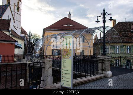 Die Brücke der Lügen ist eine legendäre Fußgängerbrücke im Zentrum der Sibiu-Stadt im Zentrum Rumäniens. Stockfoto