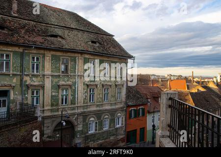 Häuser in Sibiu mit augenförmigen Dachfenstern Stockfoto