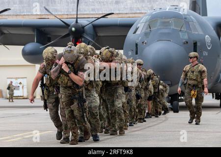 U.S. Air Force Special Tactics Airmen ziehen einen MC-130J am Kadena Air Base, Japan, 5. Mai 2023. US Air Force Foto von Staff Sergeant Jessi Roth Stockfoto